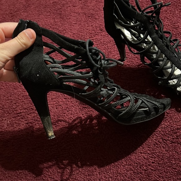 black heels - Picture 2 of 4